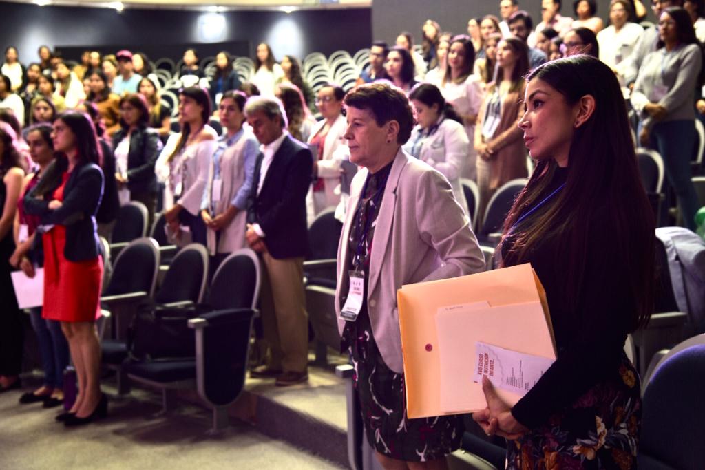 Asistentes al curso de pie durante la inauguración del curso