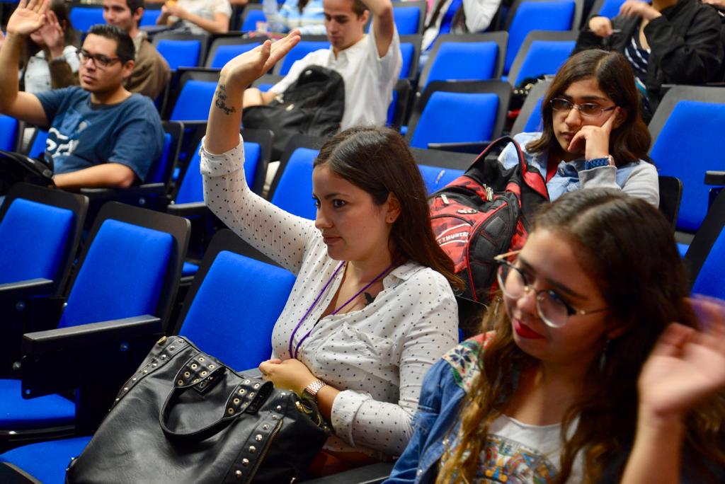 Alumnas participando en el curso