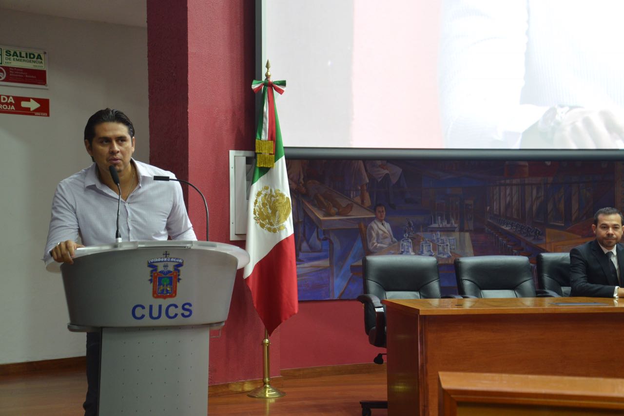 Dr. Lucio Flores al micrófono en el podio