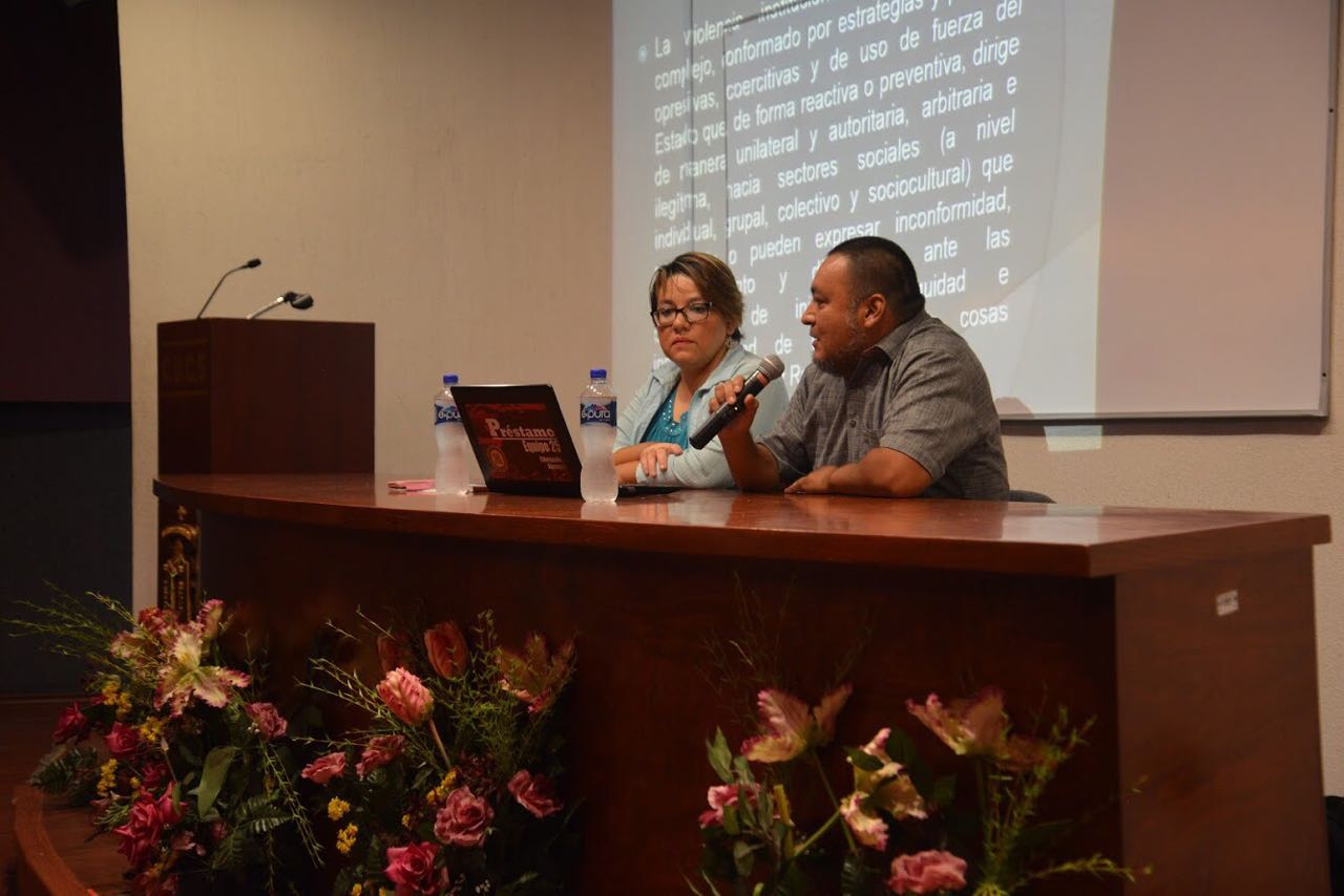 Investigadores de CUCSH impartiendo conferencia en CUCS