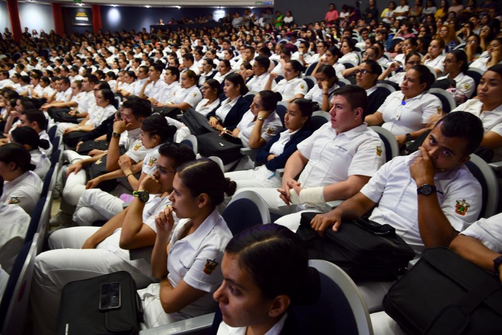 Vista general del auditorio, resaltan enfermeros con uniforme