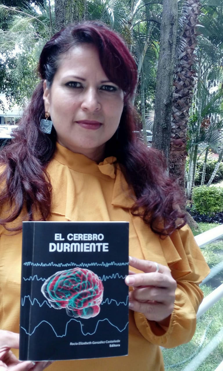 Doctora Rocío González posando con su libro