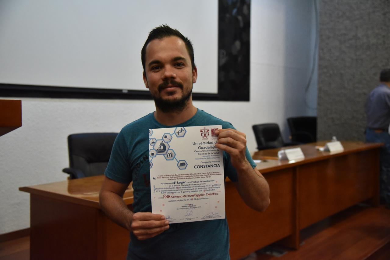 Alumno ganador exhibiendo su reconocimiento