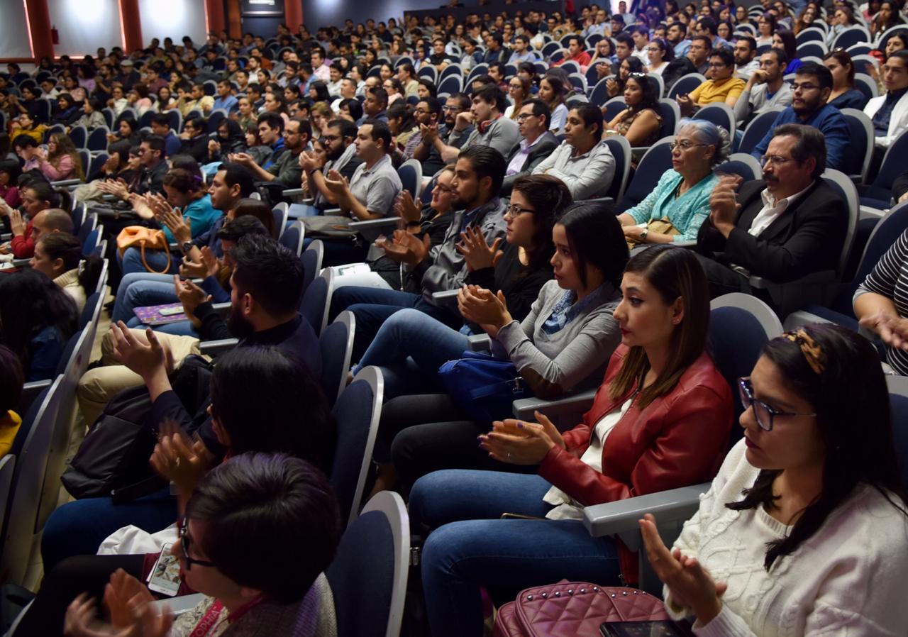 Alumnos de posgrado atentos a los mensajes