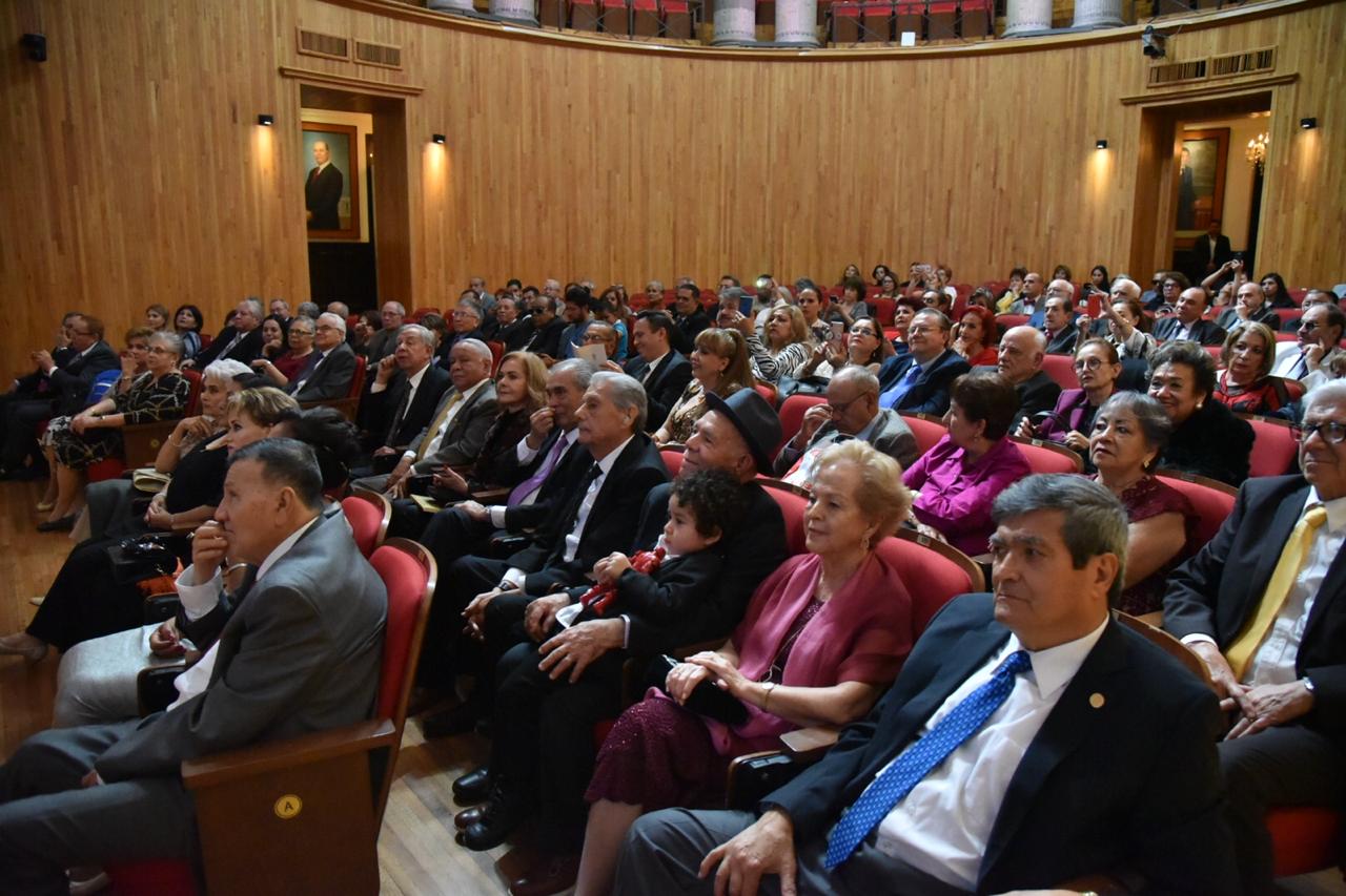 Toma cerrada de graduados ocupando sus lugares en el Paraninfo