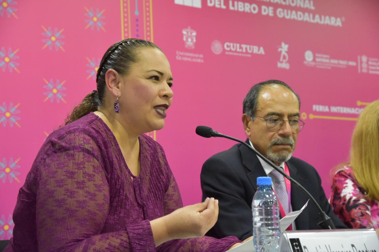 Dra. Beatriz Panduro comentando su libro