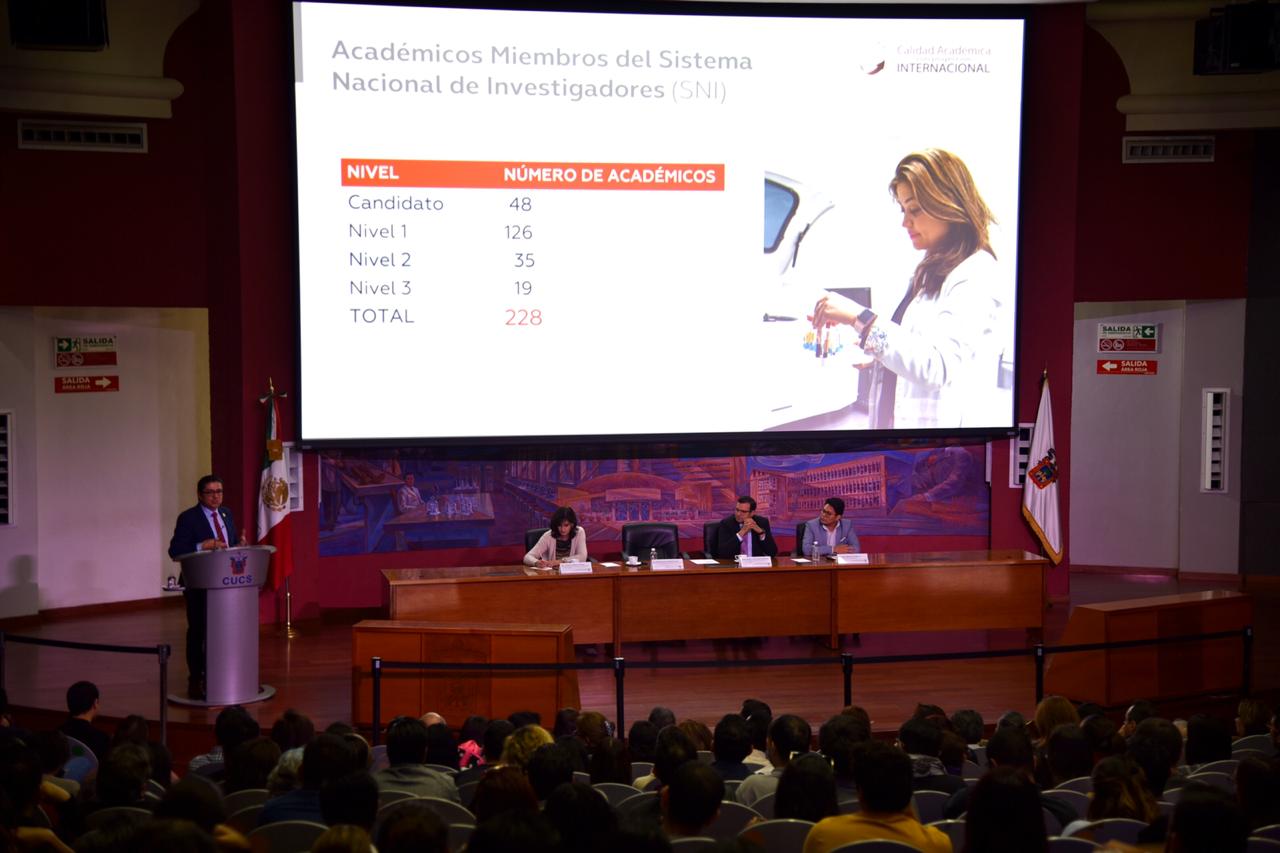 Vista desde atrás del auditorio de diapositiva expuesta por el rector