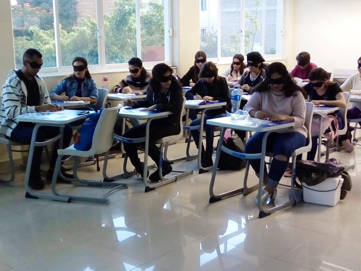 Alumnos participando en taller de inclusión 