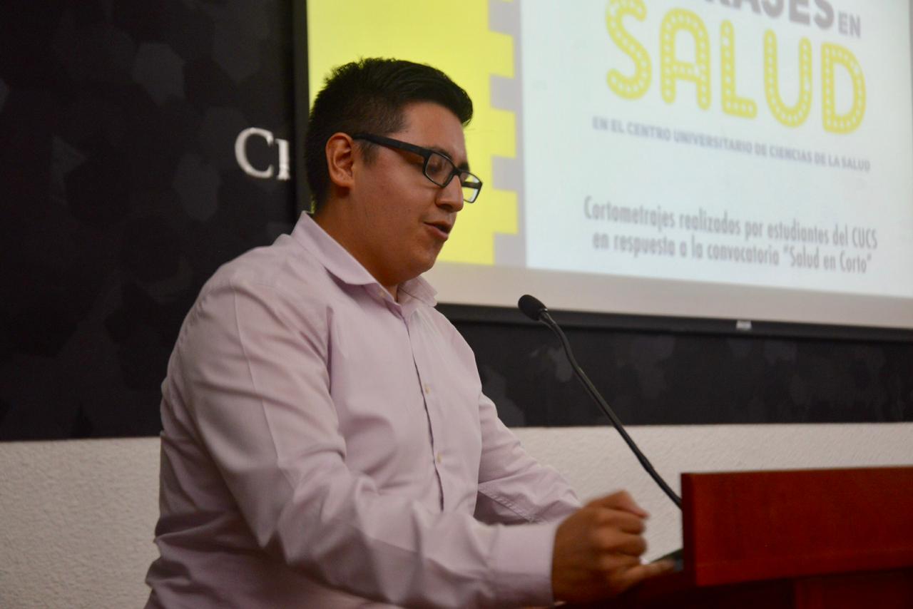 Luis Alejandro Méndez primer lugar haciendo uso de la voz en el podio