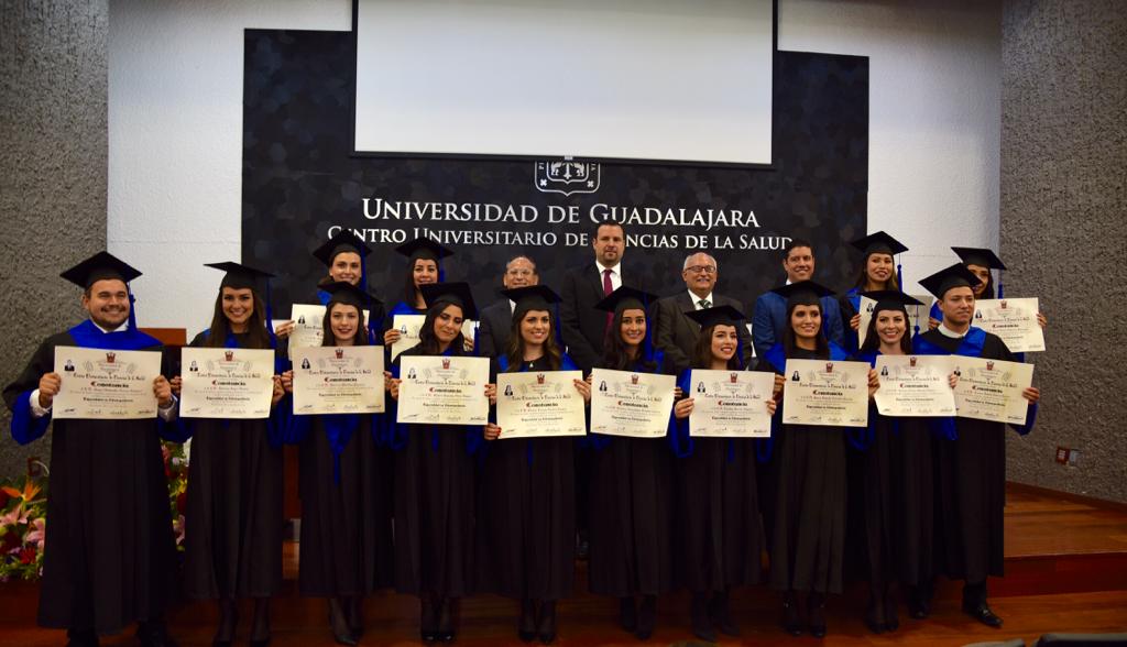 Foto grupal con el grupo de graduados