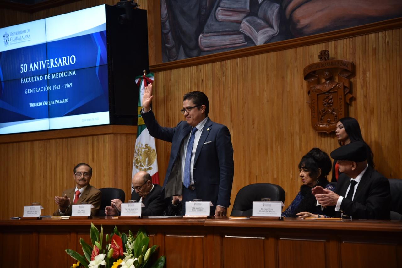 Rector del CUCS saludando a los presentes desde su lugar en el presídium