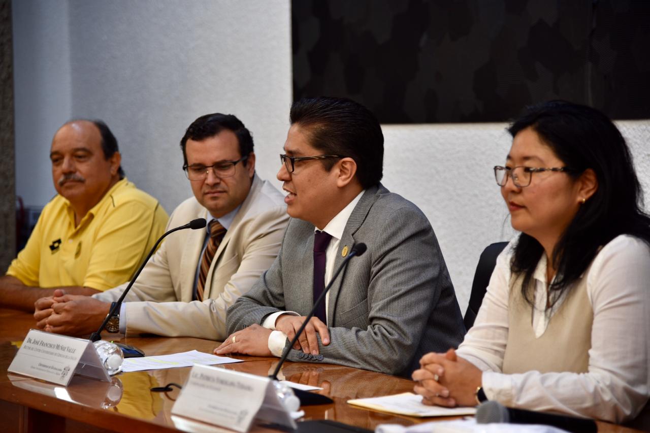 Rector al microfono en la mesa presidium