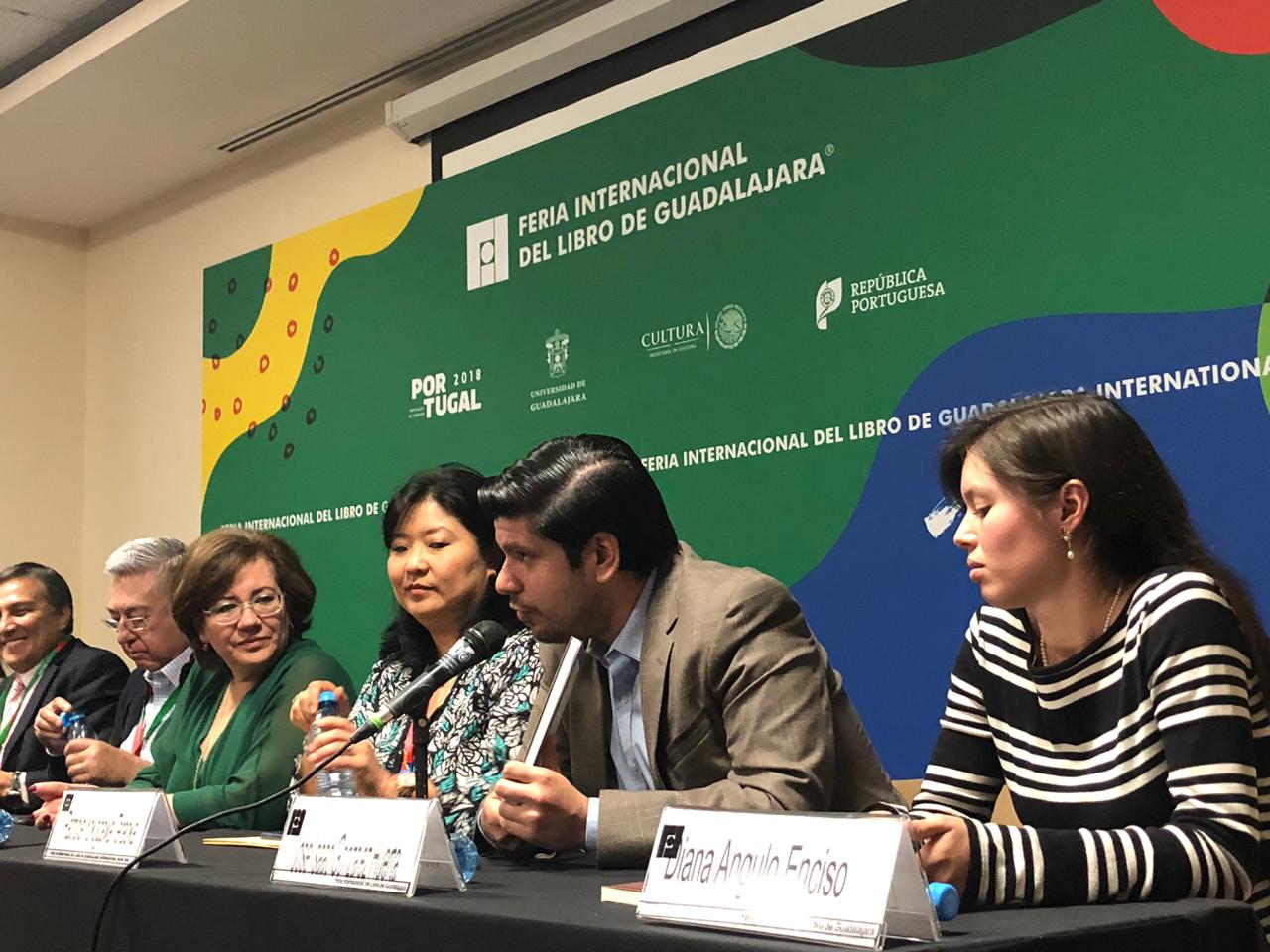 Dr. Isaac González Huerta al micrófono en el presídium