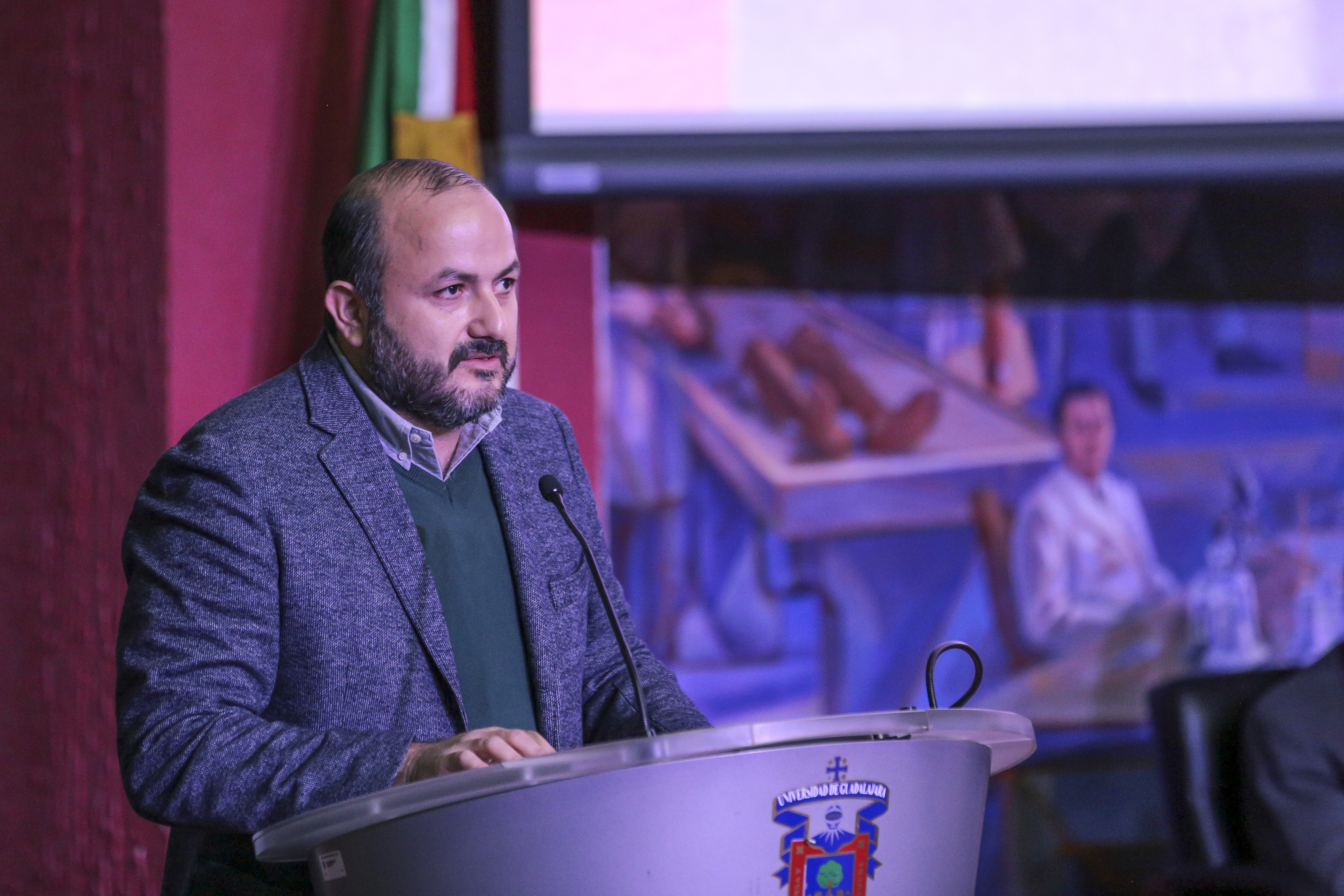 Rector general dando bienvenida a alumnos primer ingreso en CUCS