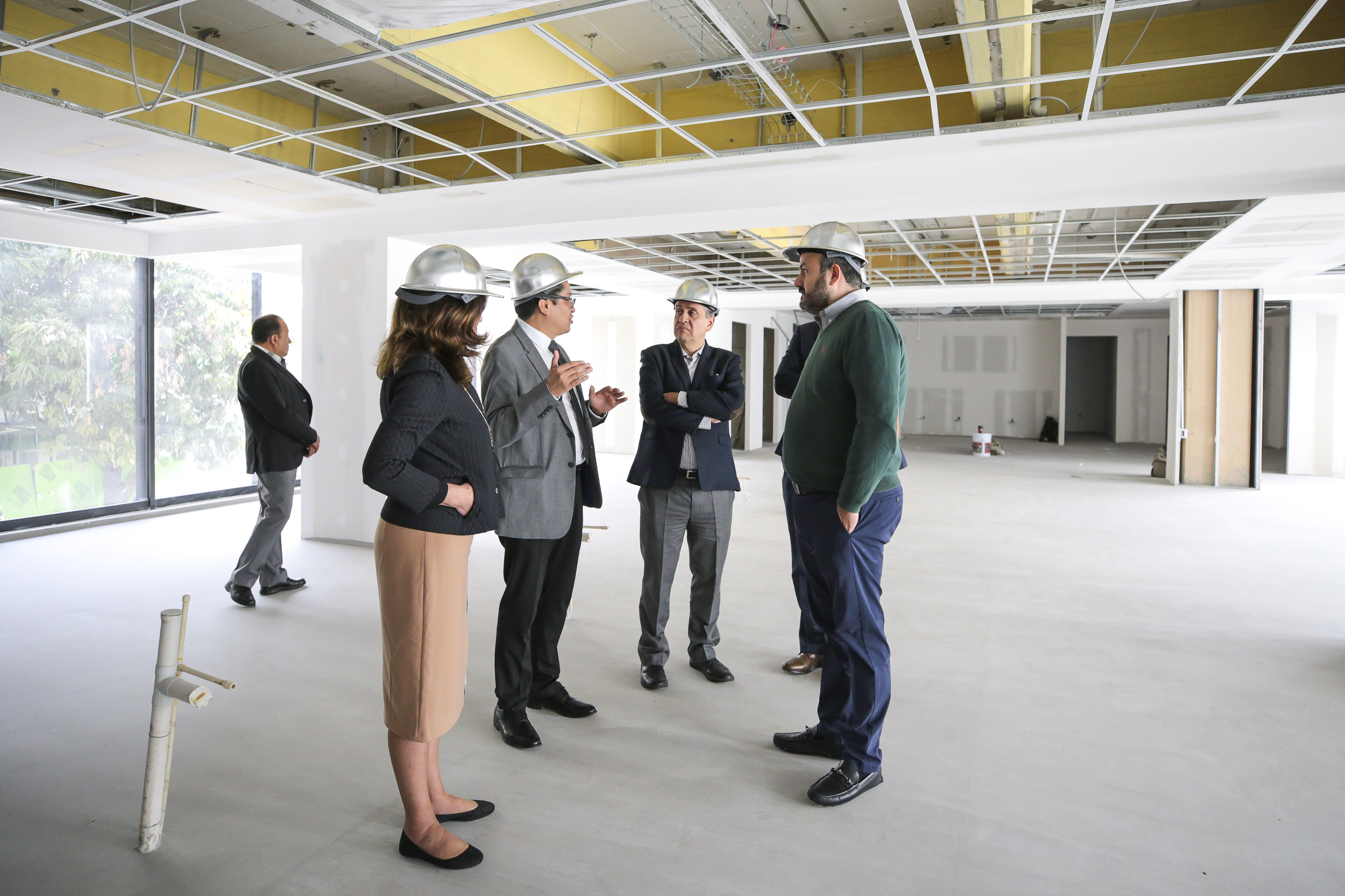 Rector CUCS explicando al rector general objetivos de nuevo edificio