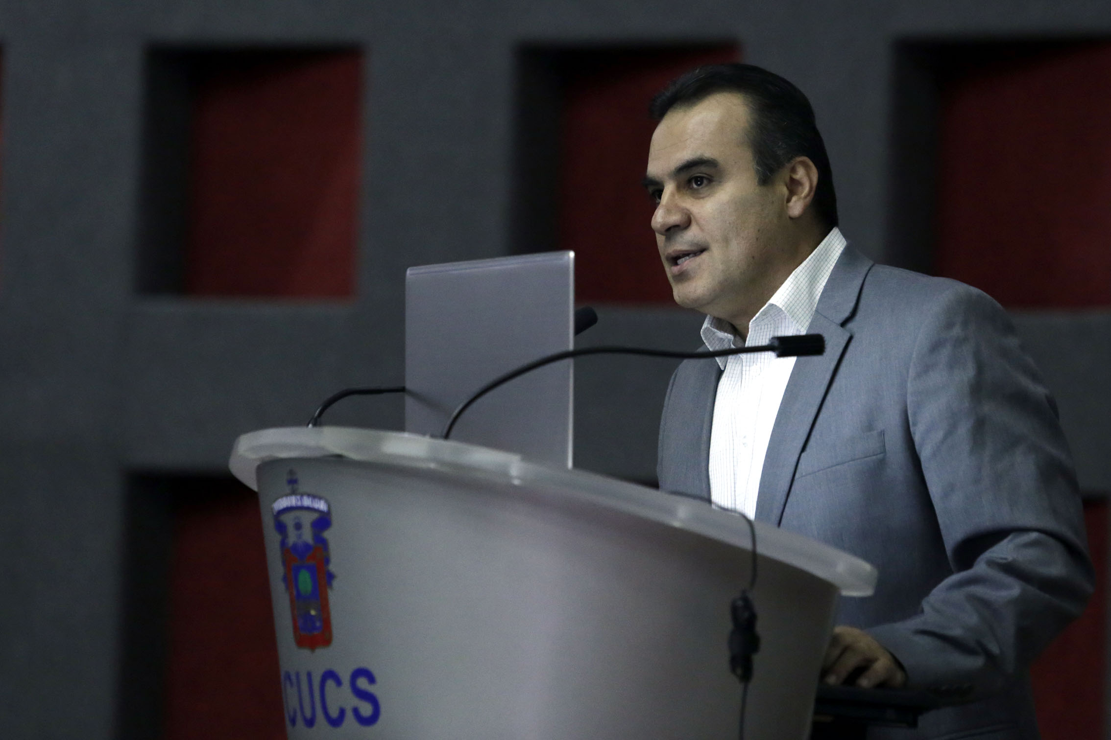 Dr. Igor Martín Ramos Herrera, jefe del Departamento de Salud Pública dando la bienvenida al Foro de Salud Ambiental