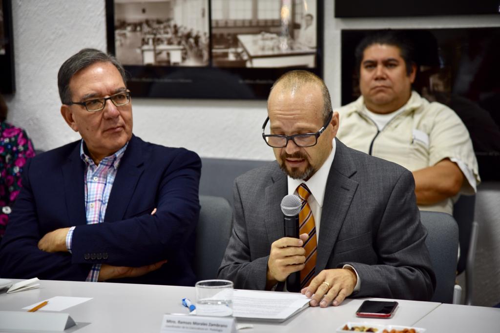 Nuevo coordinador de la Licenciatura en Podología haciendo uso del micrófono