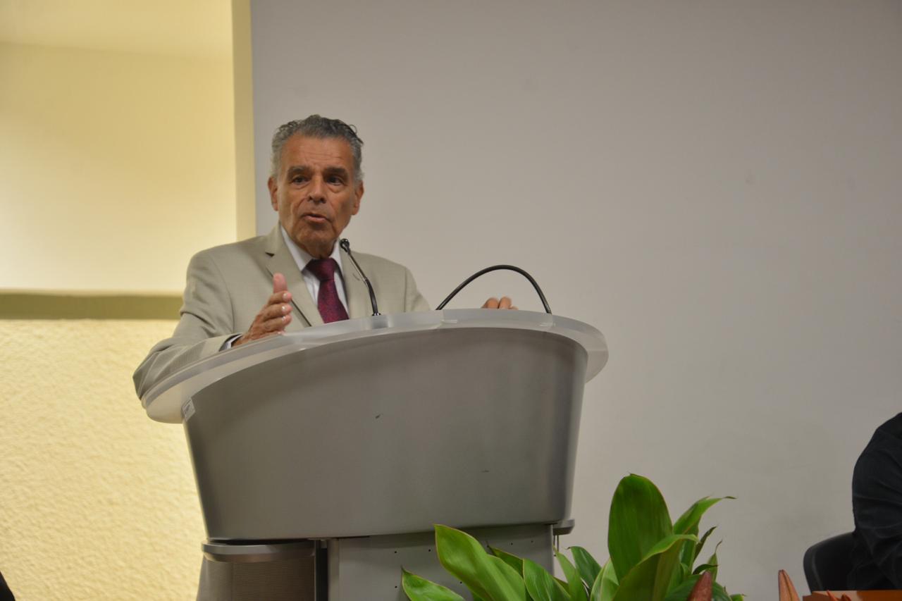 Dr. Luis Manuel Espinosa ofreciendo mensaje en el podio