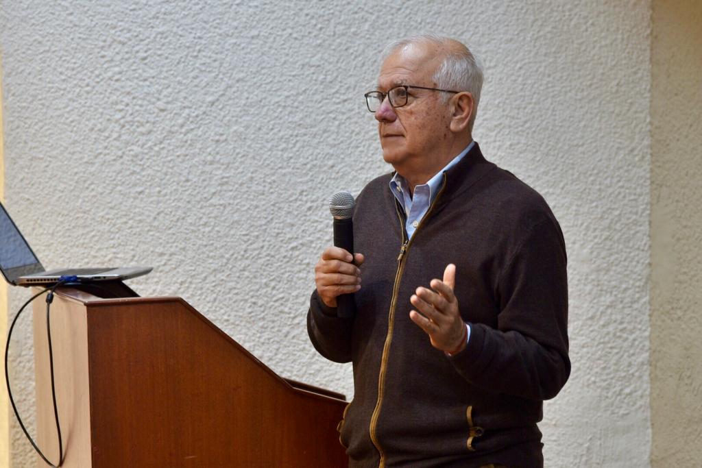 Dr. Felipe Lozano impartiendo conferencia