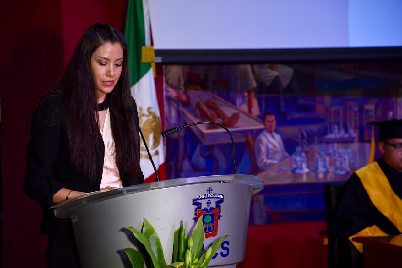 Coordinadora de la Licenciatura en Enfermería ofreciendo mensaje a graduados
