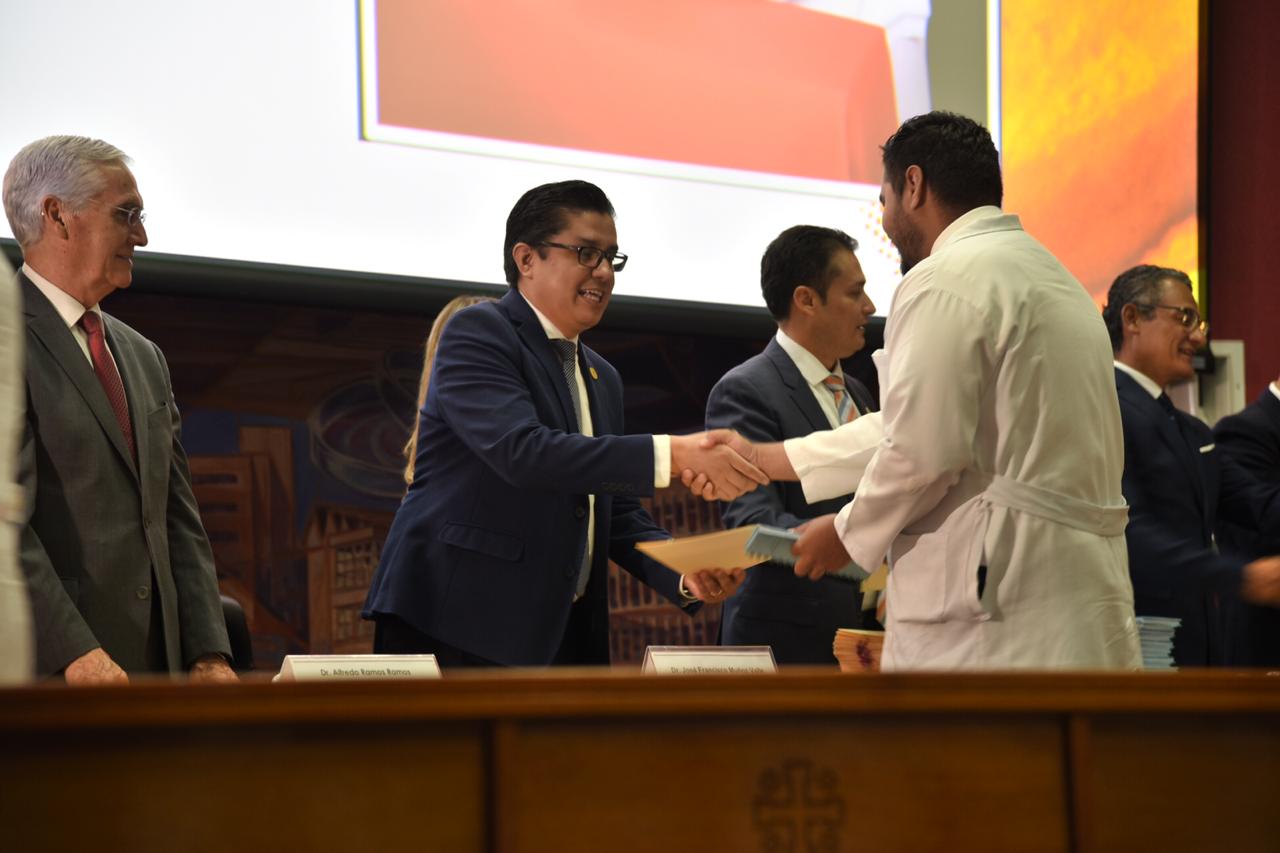 Rector del CUCS entregando carta de pasante a los MIP