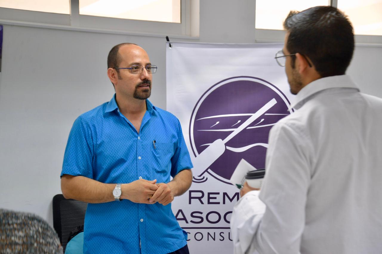 Reclutador de empresa dando información a postulante