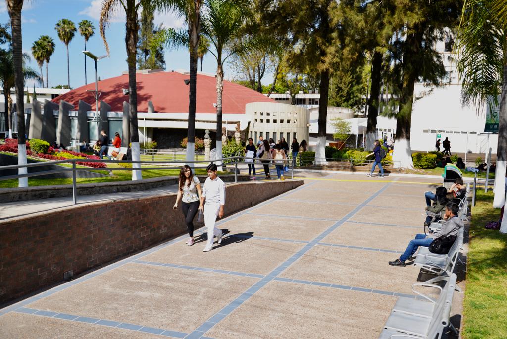 Alumnos del CUCS caminando hacia un auditorio