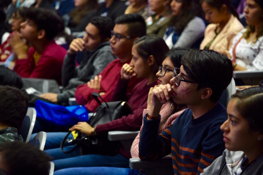 Alumnos atentos a las palabras de bienvenida del rector