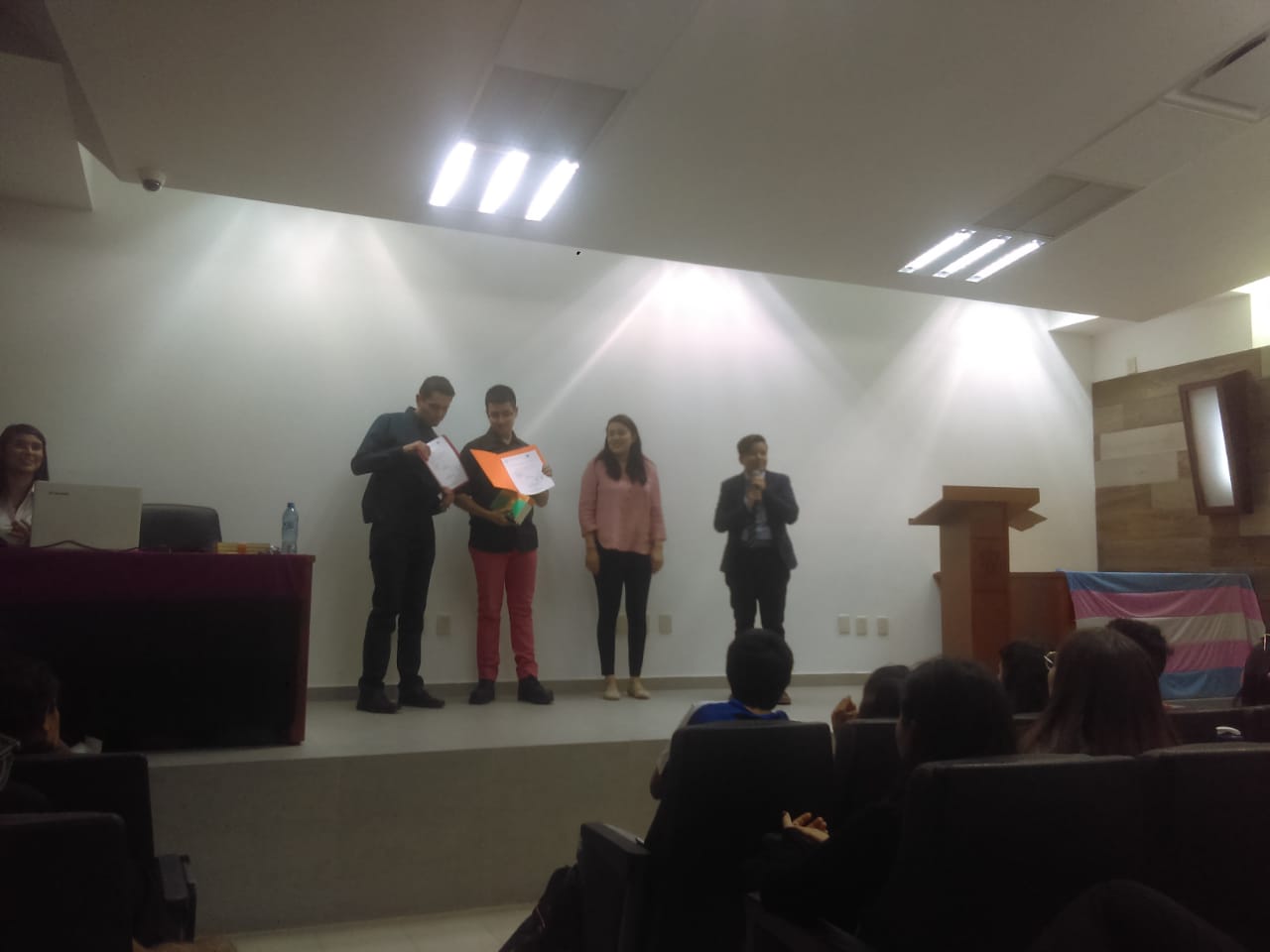 Entrega de reconocimientos por parte de los organizadores