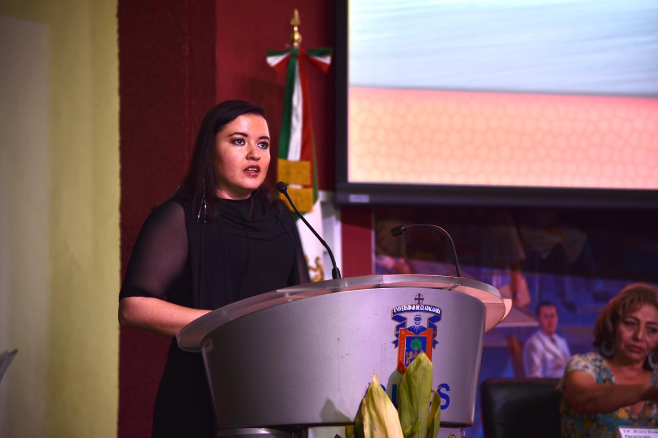 Madrina de Generación dirigiendo mensaje a las graduadas