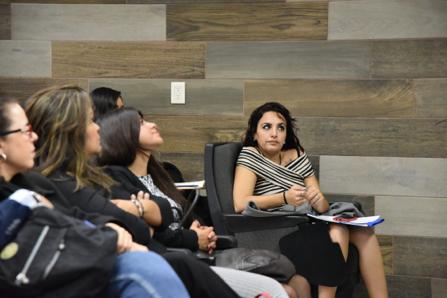 Docentes y alumnos asistentes a la conferencia