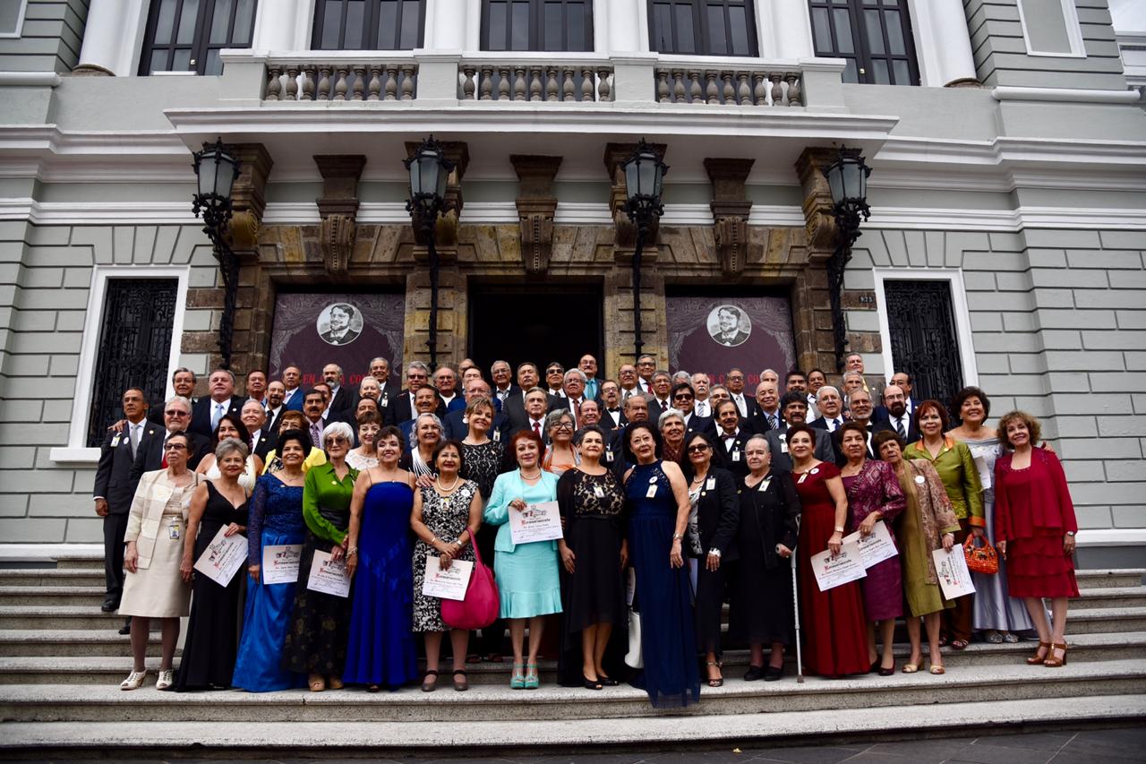 Generación 1969-1975 egresados de Medicina foto grupal en las escalinatas del edificio de la Ex Rectoría General