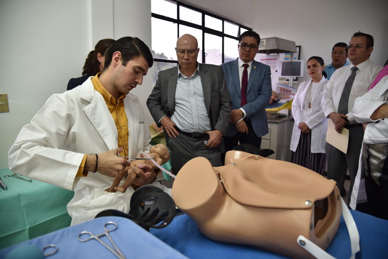 Profesores explican funcionamiento del simulador de parto