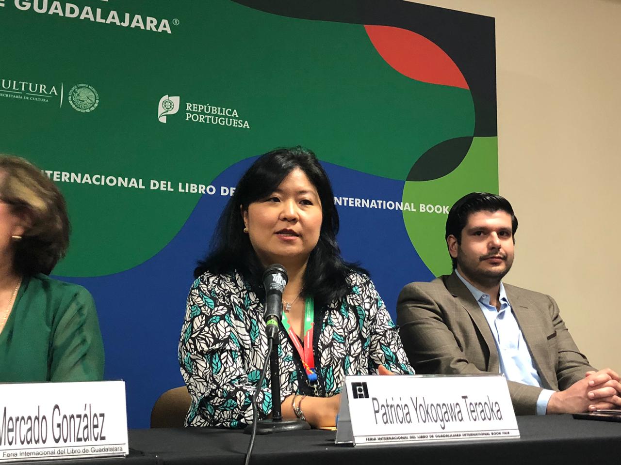 Lic. Patricia Yokogawa al micrófono en el presídium