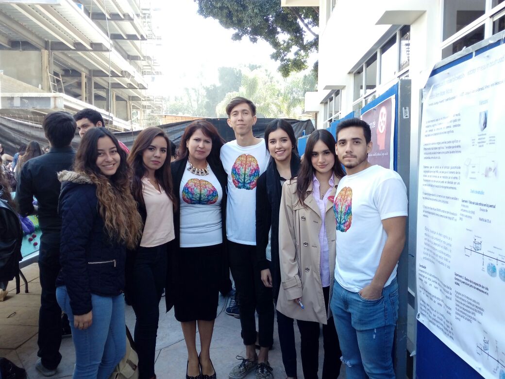 Alumnos particpantes en Expo Neuro junto con la profesora de la materia