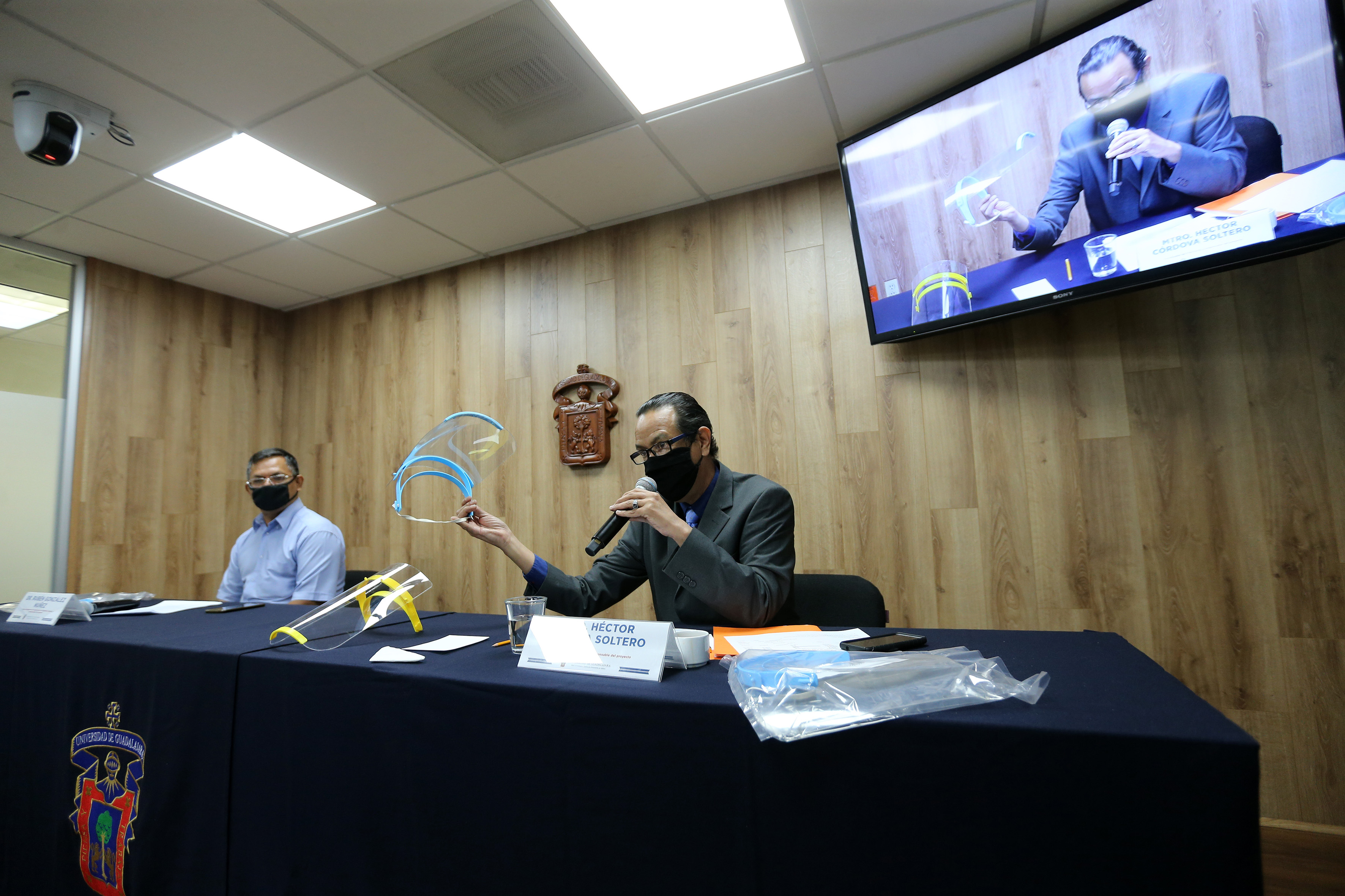 Profesores del CUCEI participando en la rueda de prensa de manera presencial