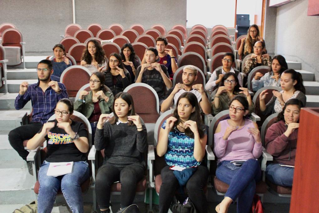 Alumnos desde sus butacas haciendo señas