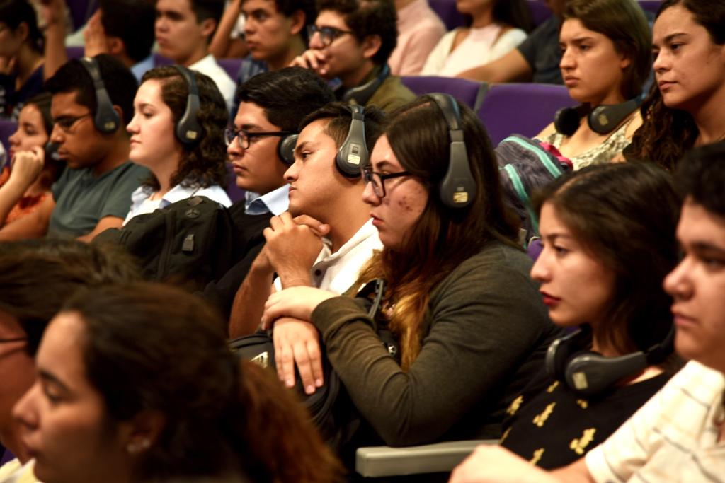 Toma cerrada de alumnos asistentes a la conferencia