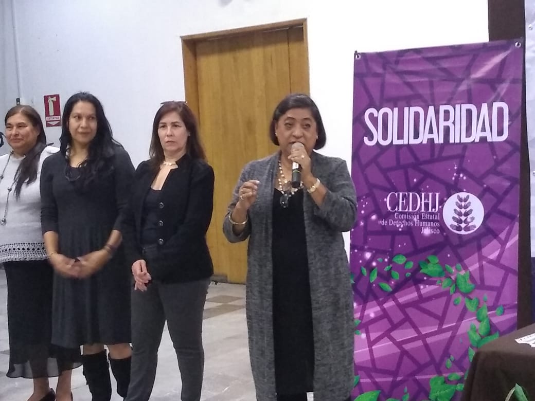 Mtra. de Gante Casas dirigiendo conferencia 