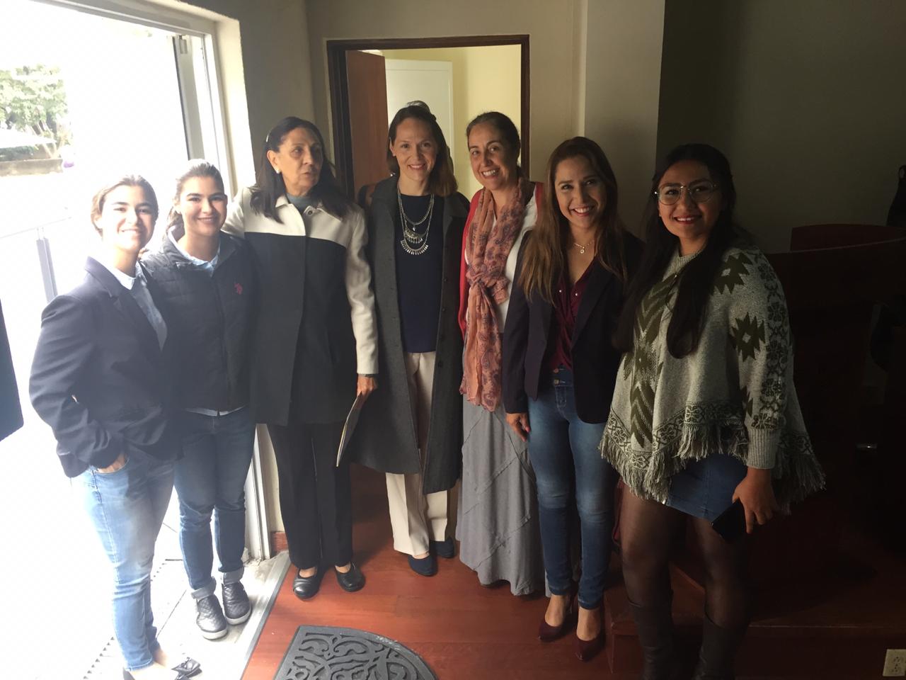 Mtra. Sofía Morfín acompañada de colaboradores