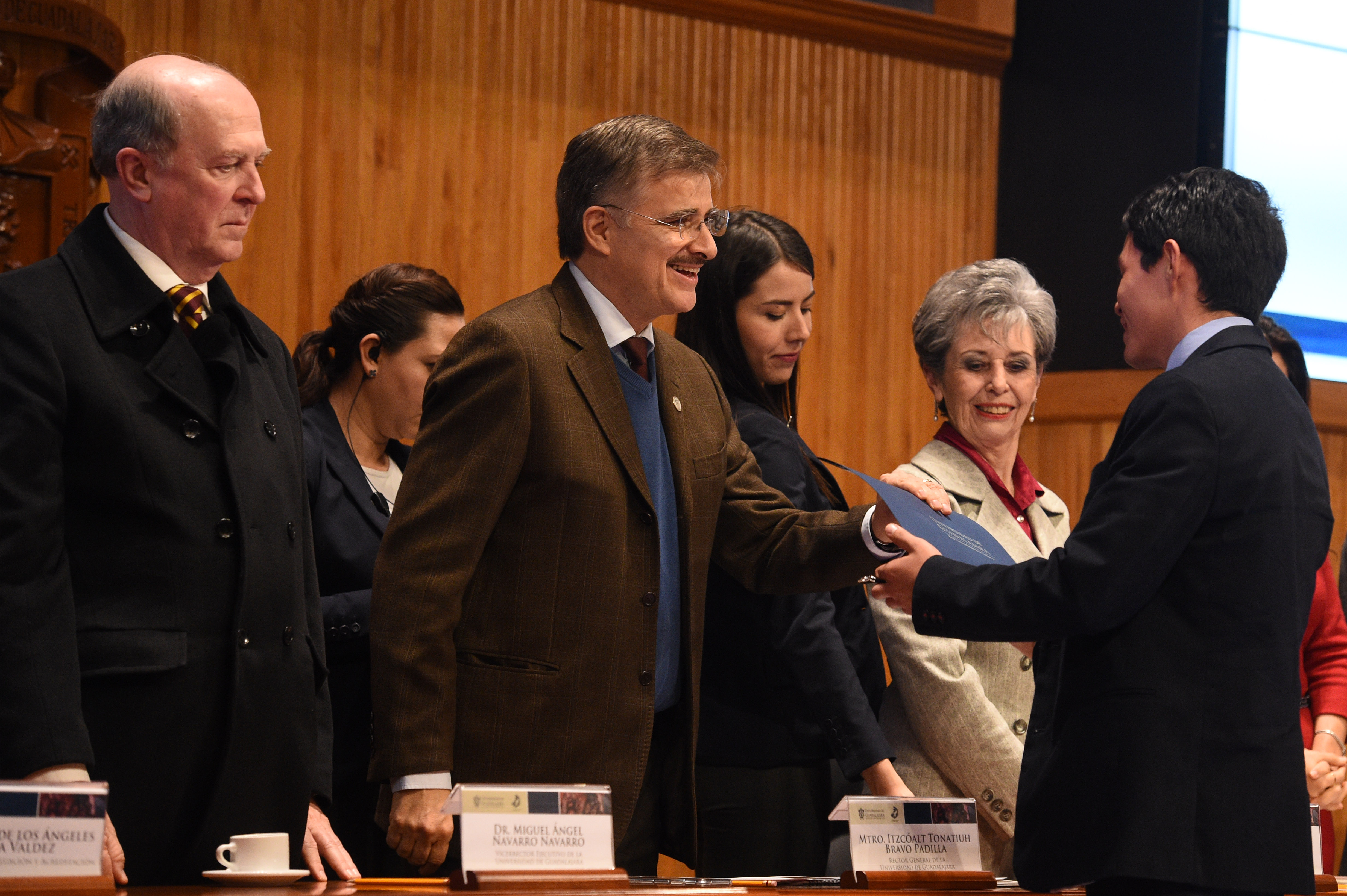 Rector General de la UdeG entrega reconocimiento a alumno de alto rendimiento