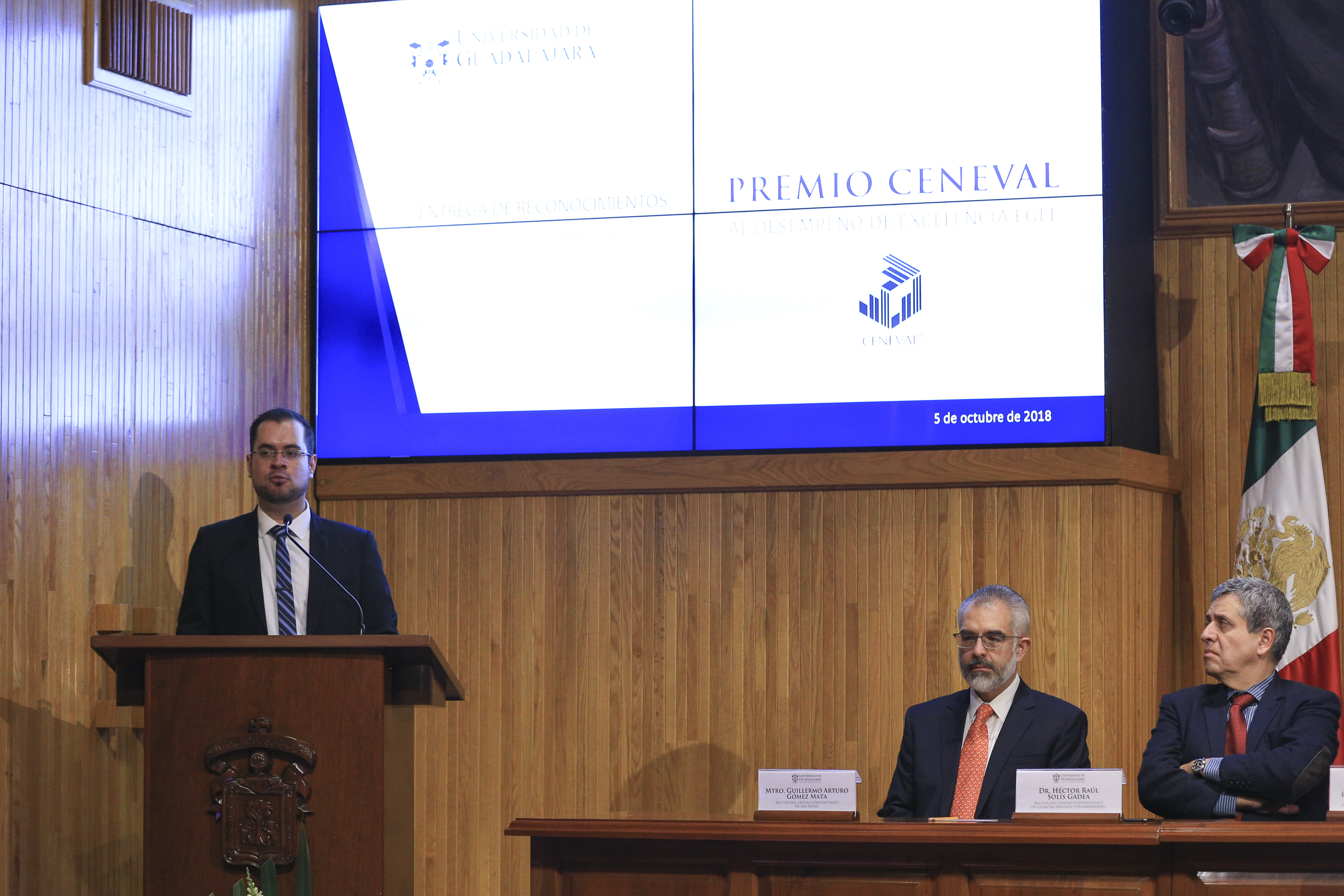 Representante de los estudiantes reconocidos dando mensaje