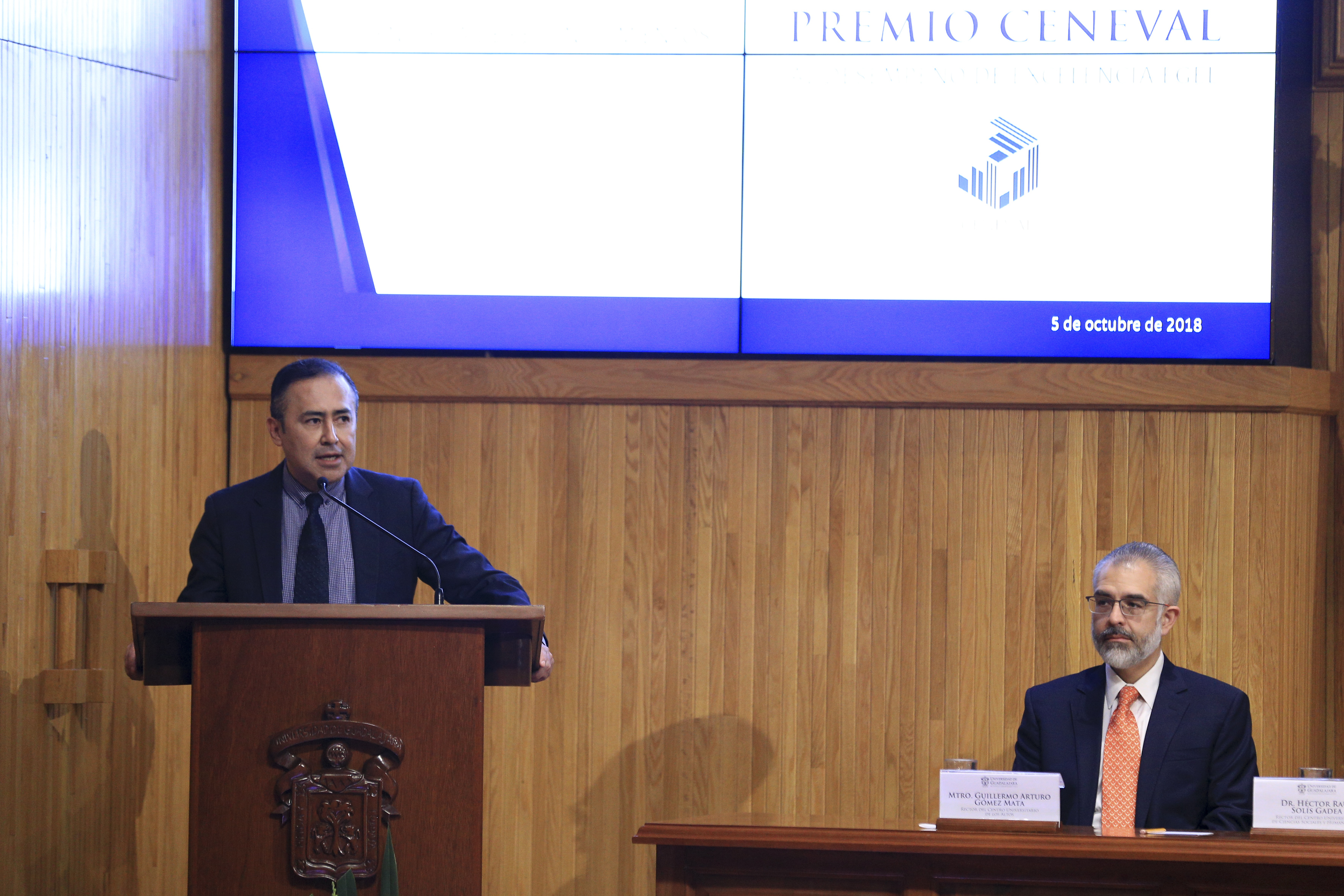 Rector CUCS dando mensaje a estudiantes reconocidos en el Paraninfo