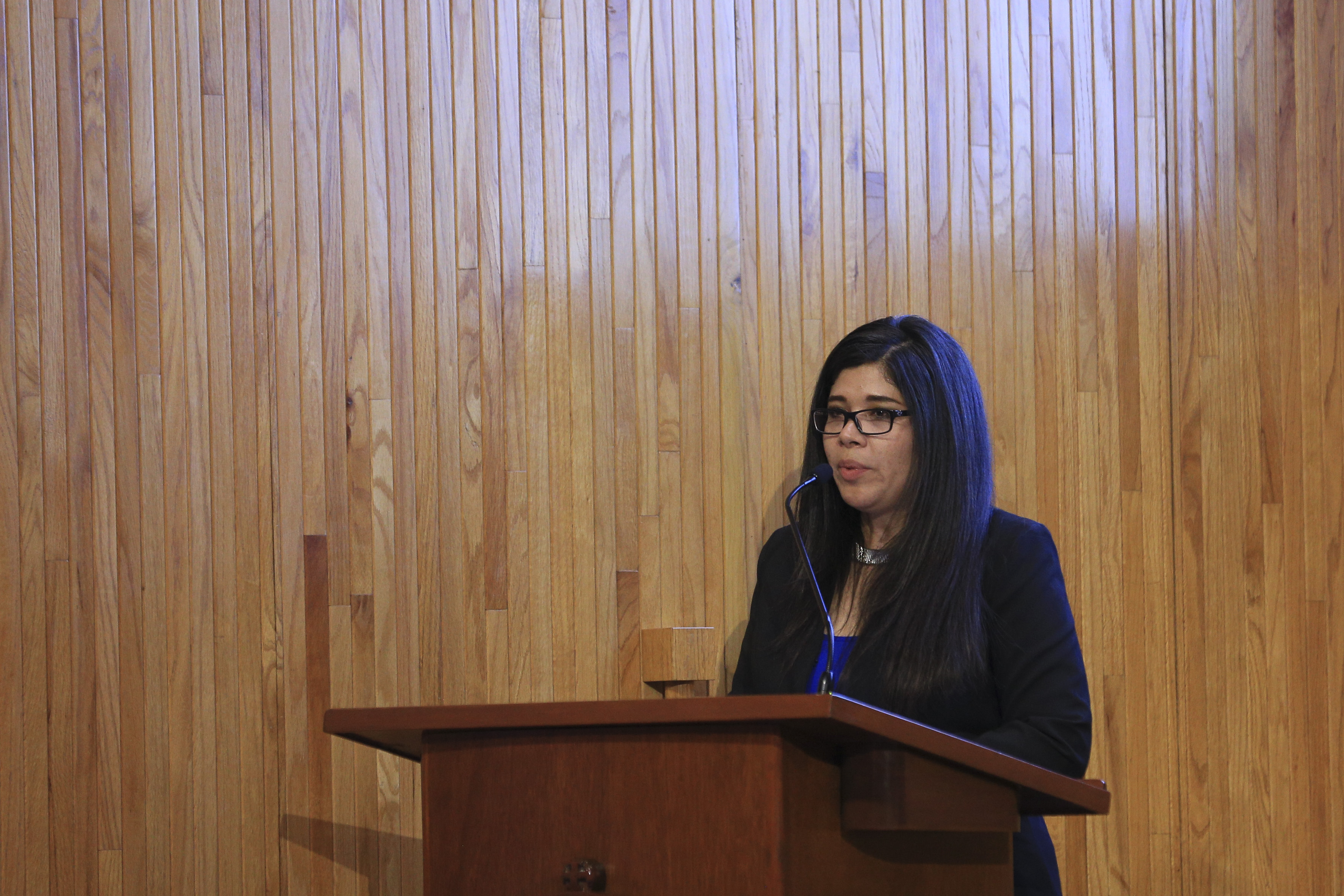 Representante de CENEVAL dando mensaje a estudiantes reconocidos en el Paraninfo