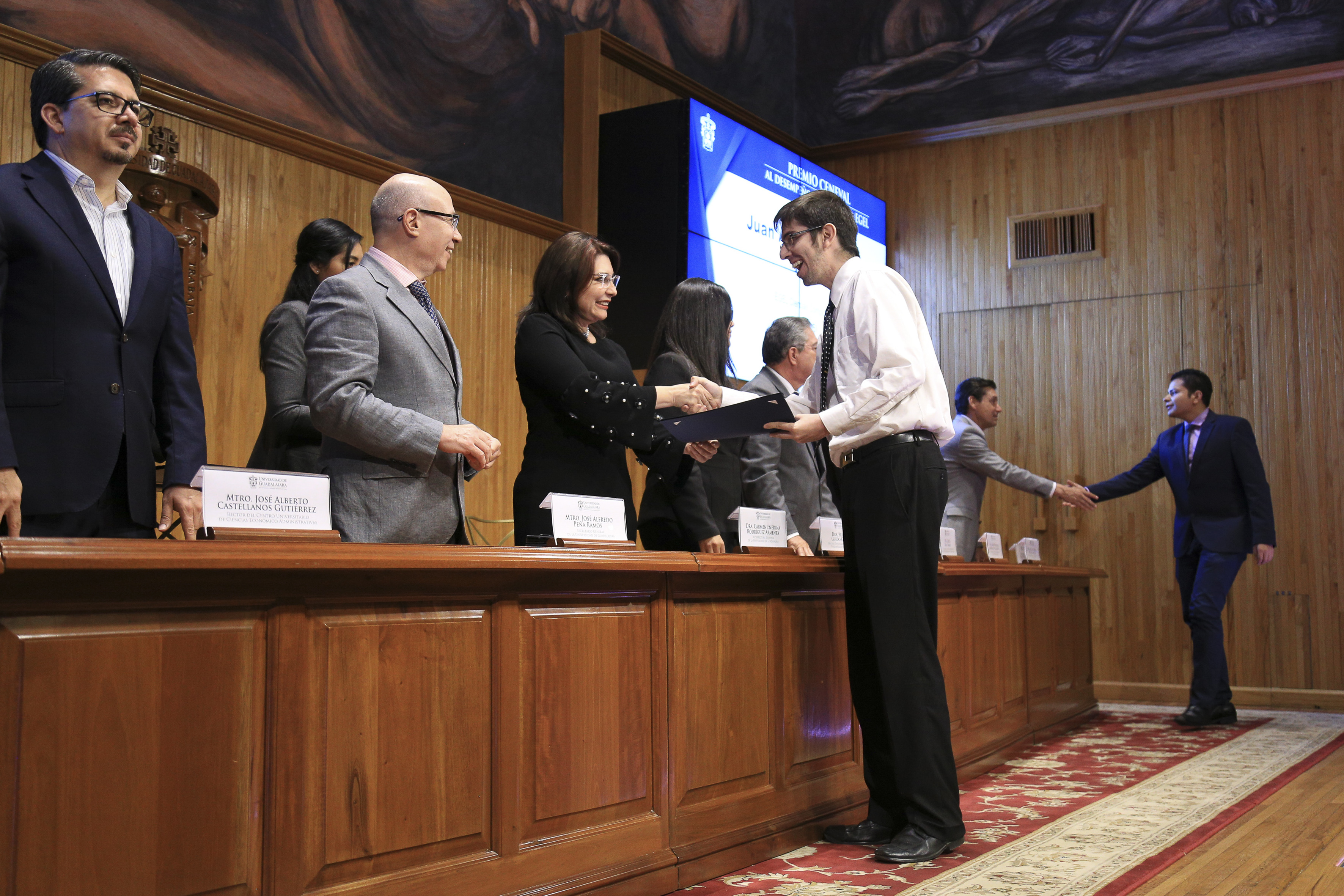 Vicerrectora entregando reconocimiento