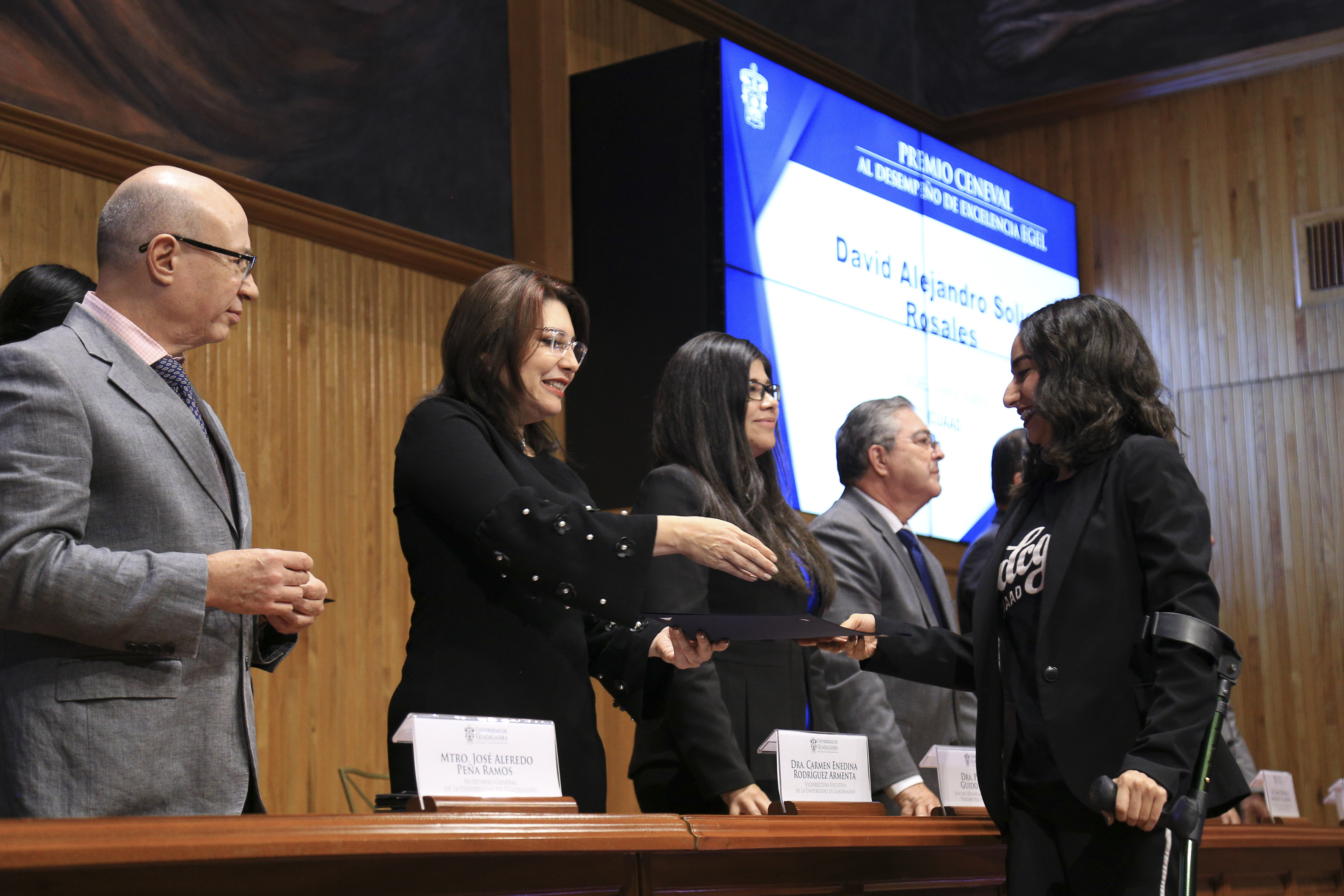 Vicerrectora entregando reconocimiento