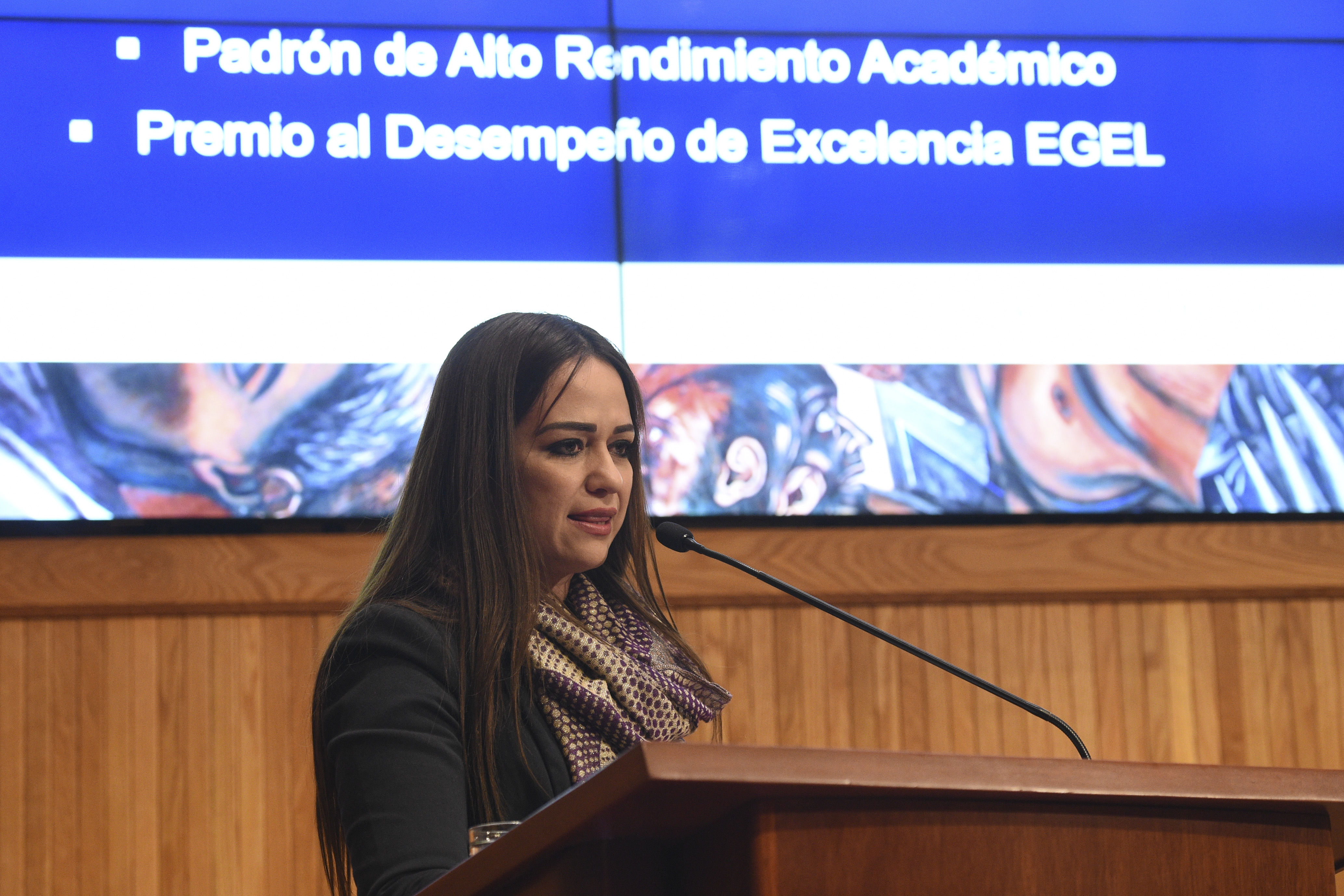 Alumna reconocida haciendo uso de la voz en el Paraninfo Enrique Díaz de León