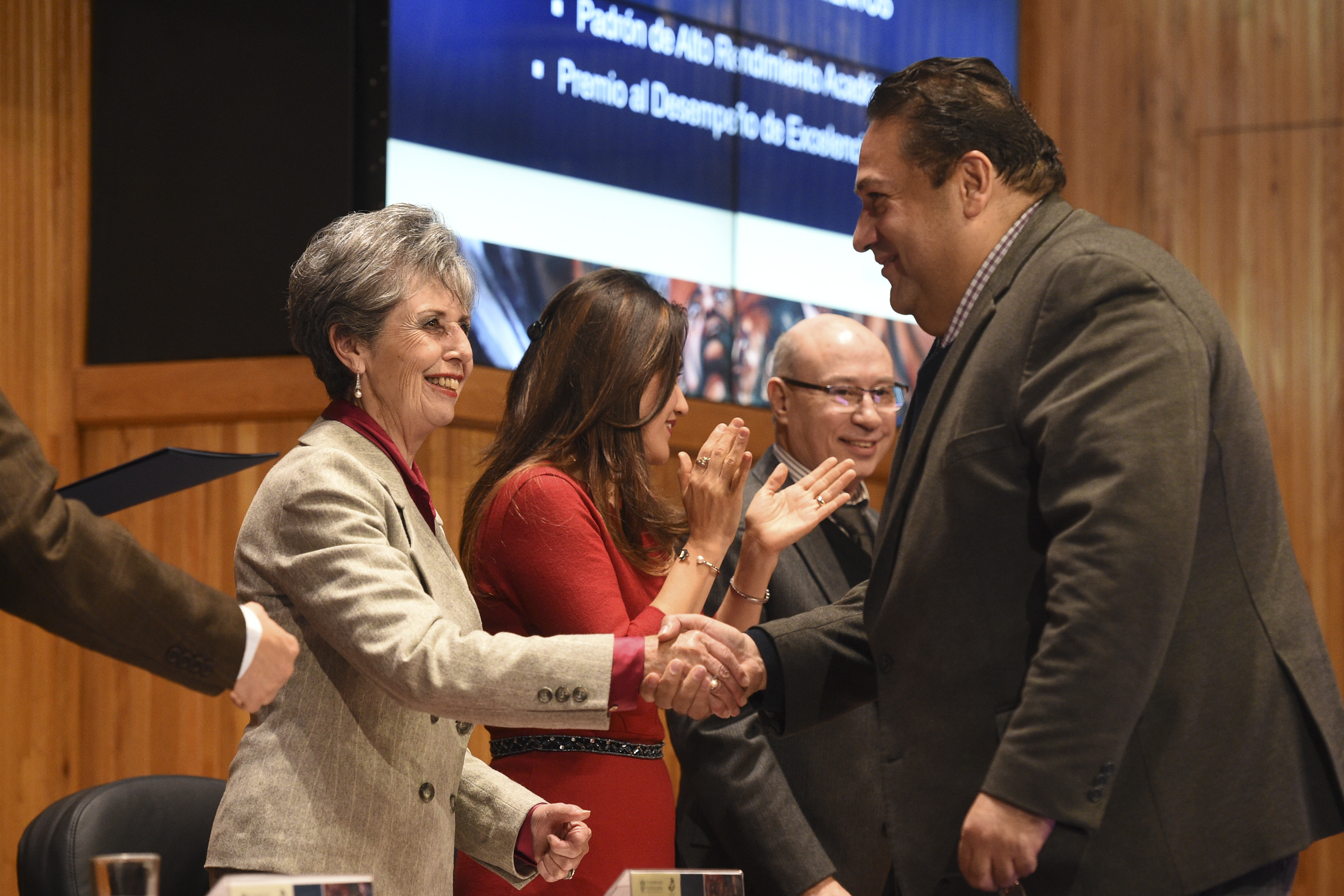 Alumno recibe reconocimiento de alto rendimiento