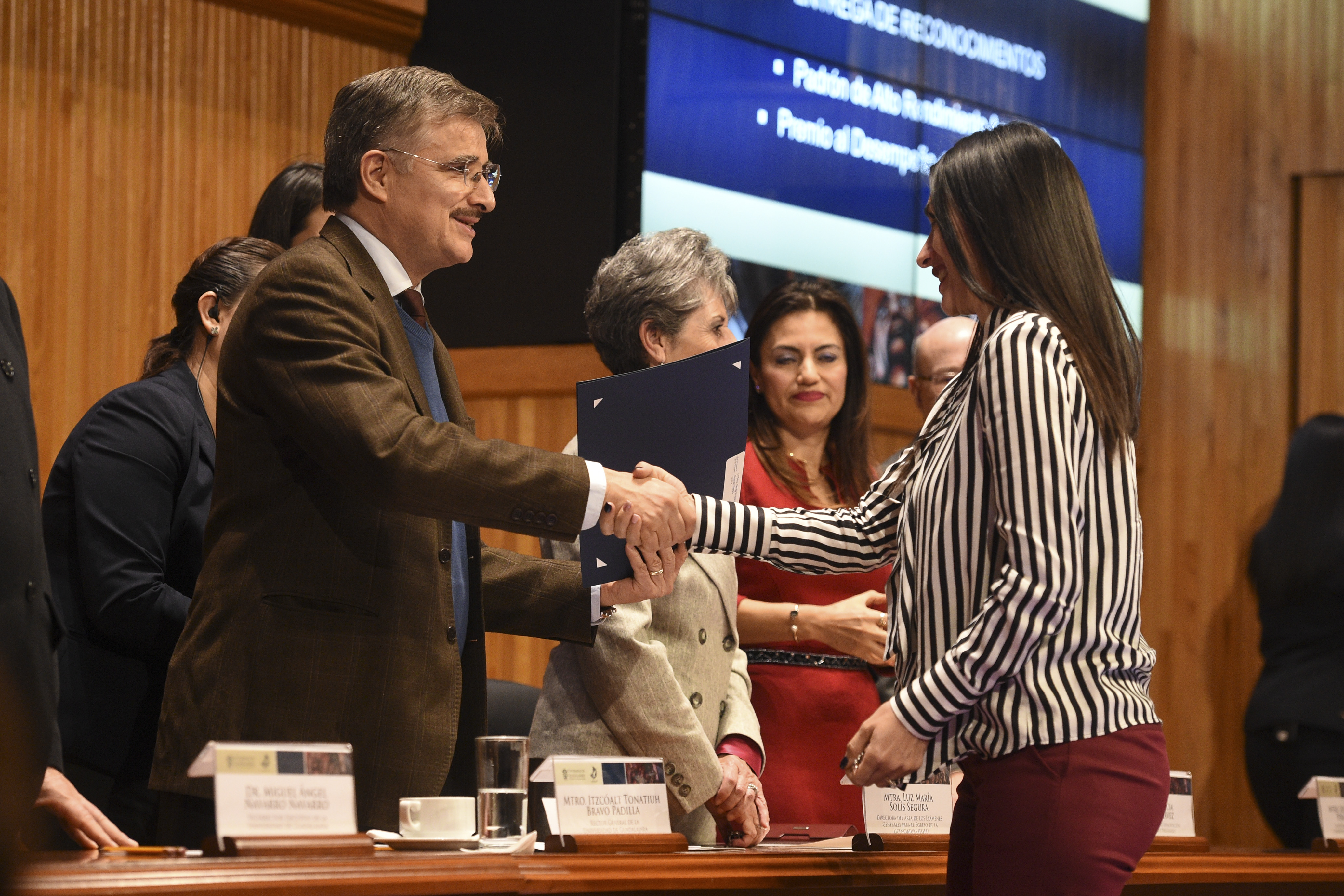 Alumna recibe reconocimiento de alto rendimiento