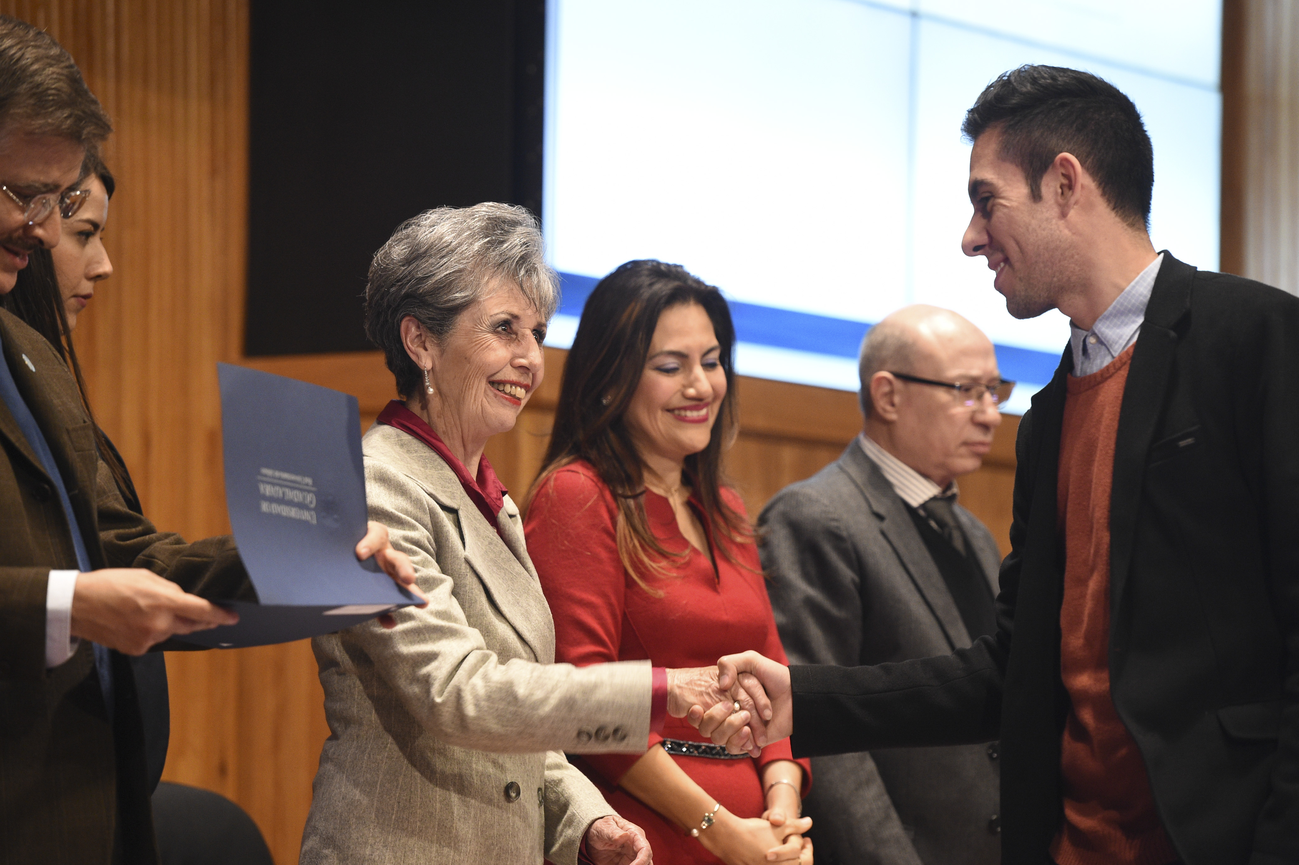 Alumno recibe reconocimiento de alto rendimiento
